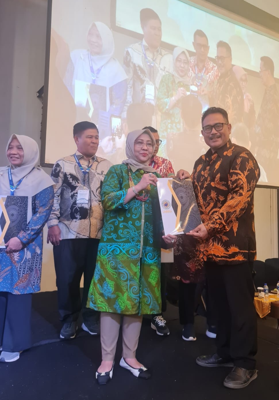 Dr. I Gede Putera memperoleh penghargaan sebagai salah satu Best Paper.